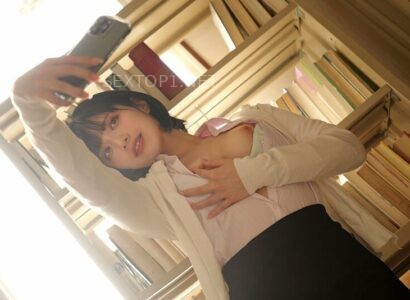 Cậu học trò phát hiện cô giáo chụp ảnh sex ngay tại thư viện trường đăng lên mạng